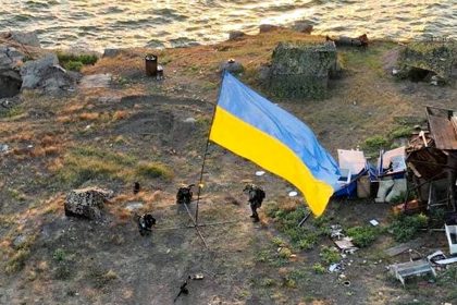 Встановлення прапора України на острові Зміїний.