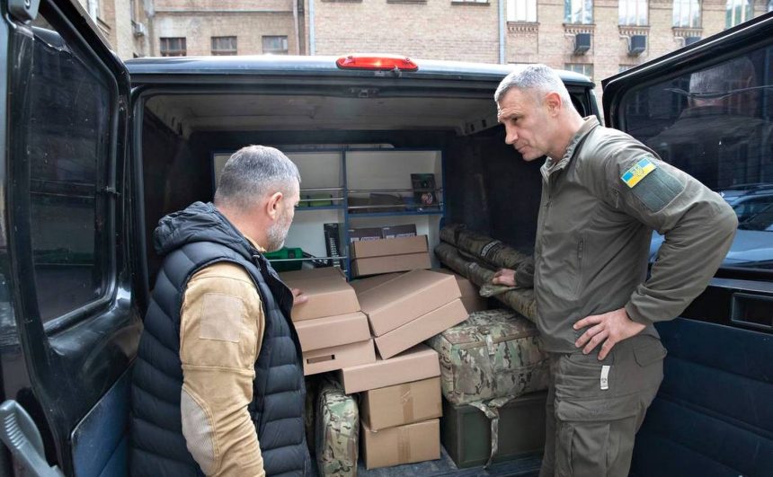 Віталій Кличко інспектує допомогу.