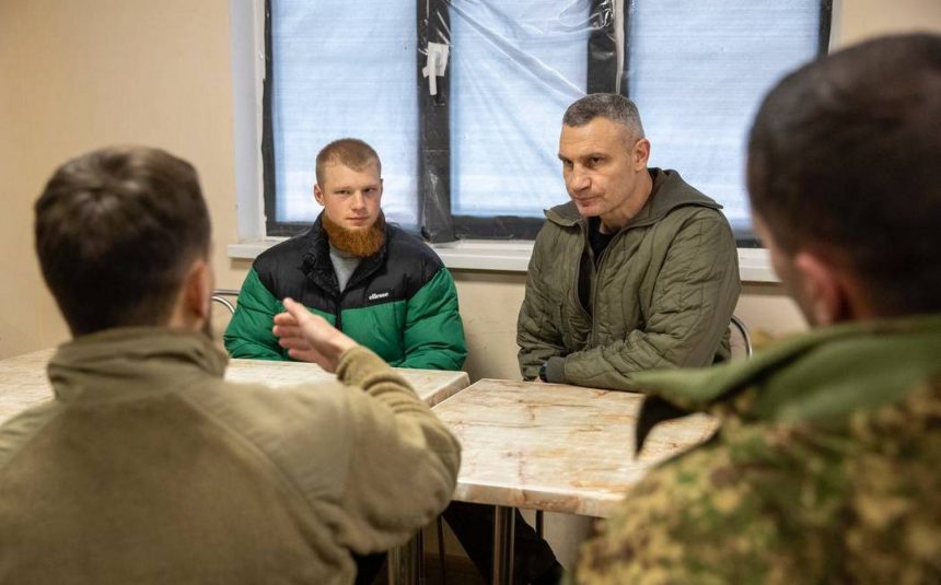 Віталій Кличко передає допомогу НГУ.