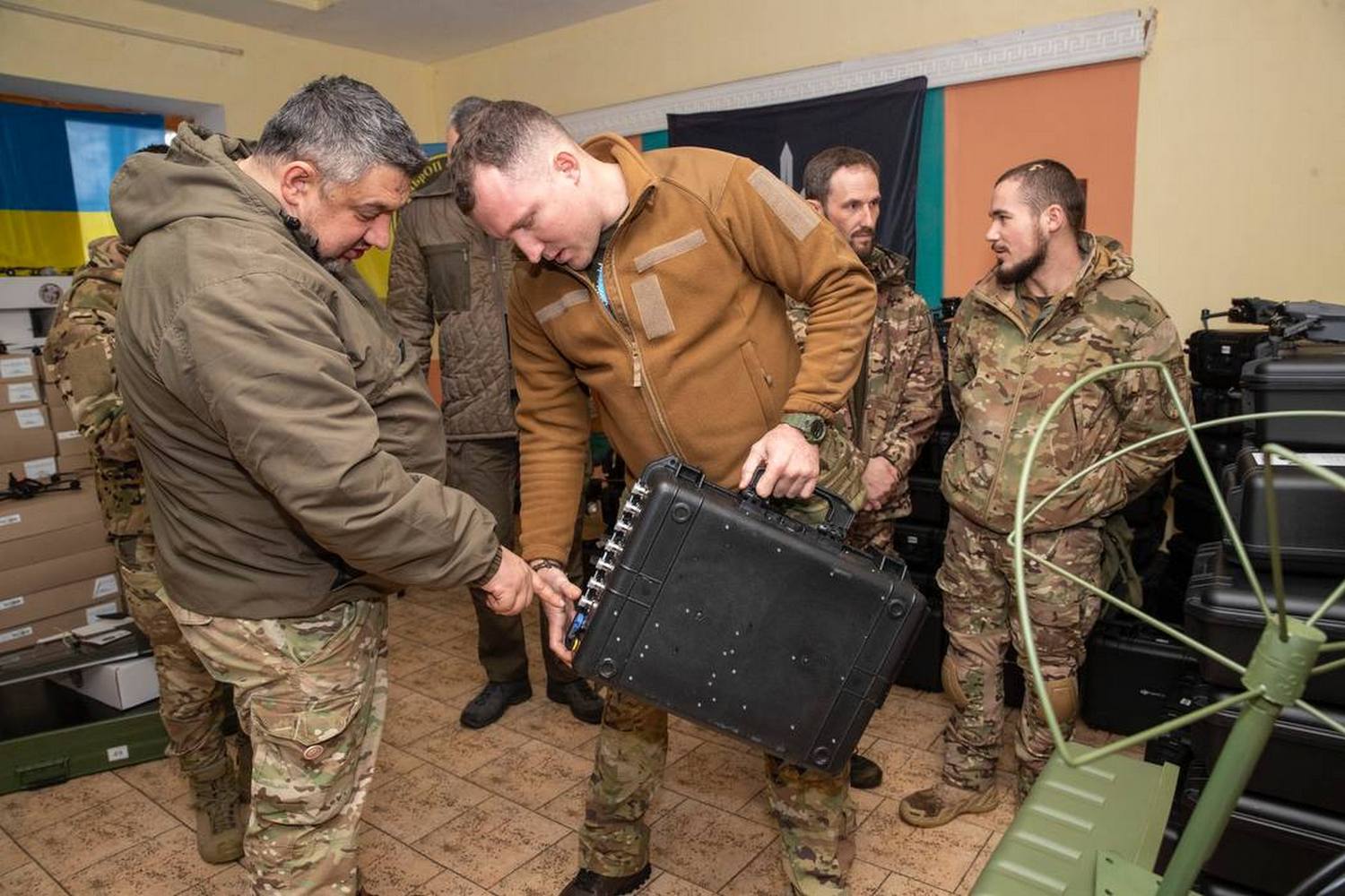 Віталій Кличко передає допомогу НГУ3.