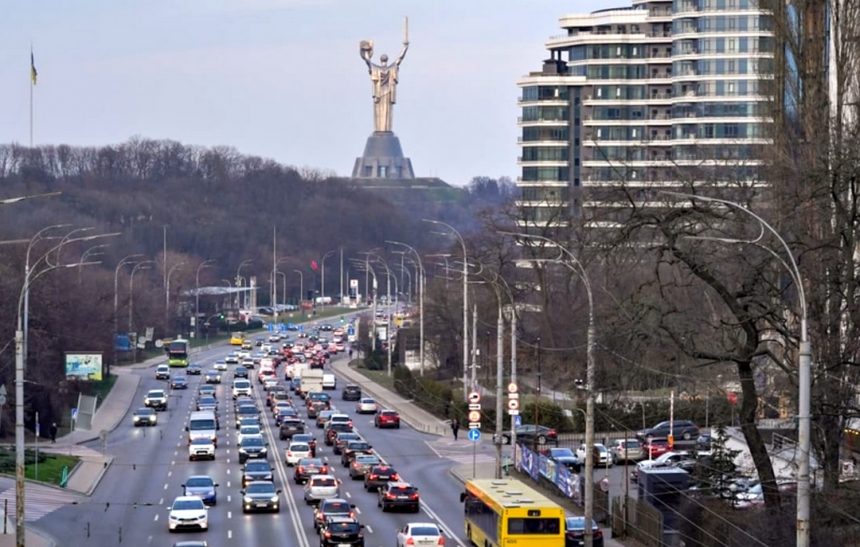 Рух автотранспорту в столиці.