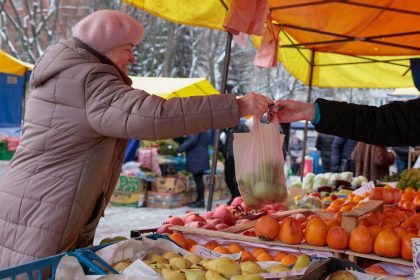 Купівля продуктів на ринку.