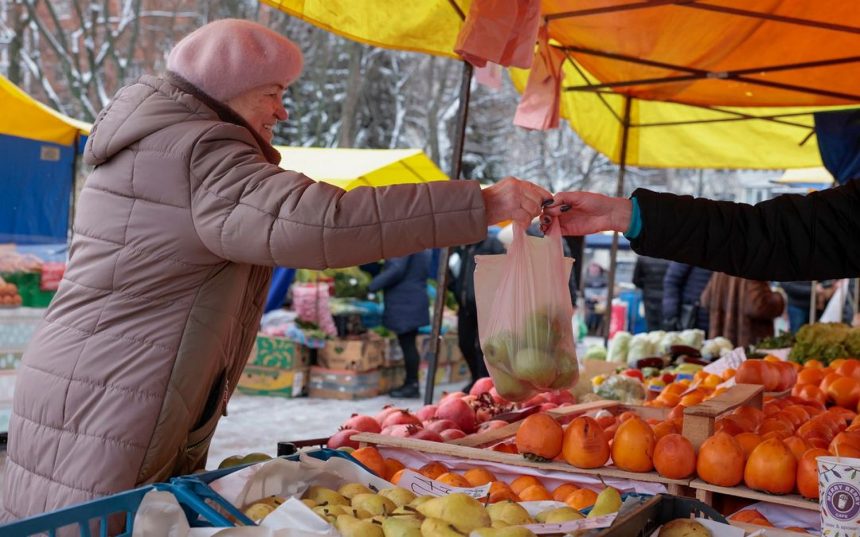 Купівля продуктів на ринку.