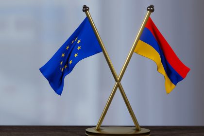 Прапори Євросоюзу та Вірменії.