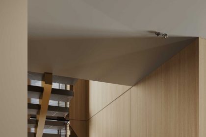 Мінімалістичні сходи з косоуром і склом у дерев’яному інтер’єрі – проєкт Martins Studio