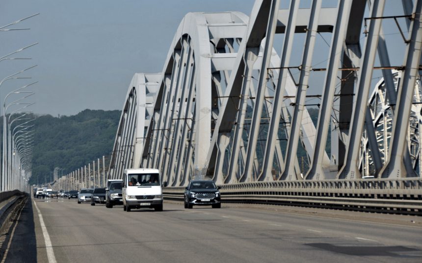 Міст у Києві.