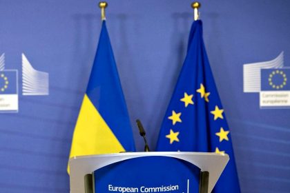 Прапори України та ЄС.
