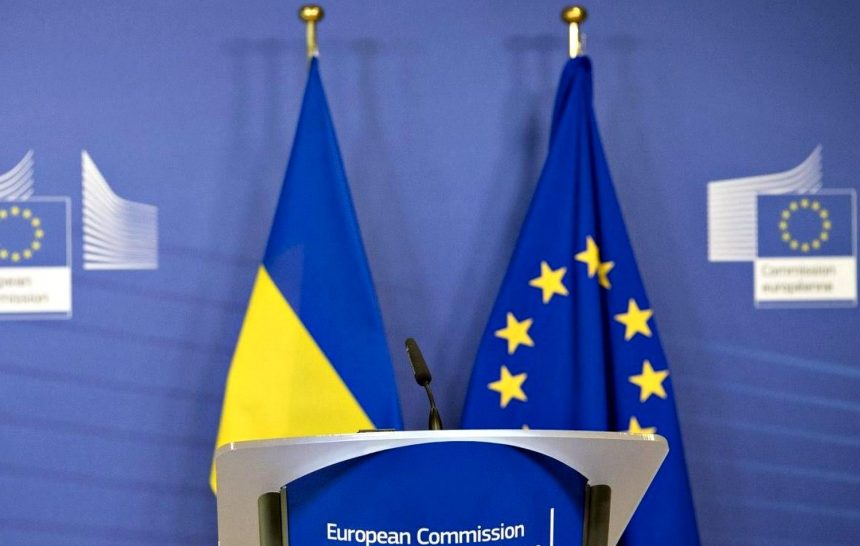 Прапори України та ЄС.