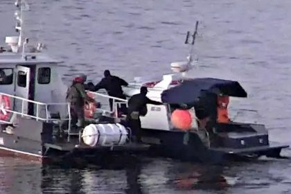 Демонтаж буїв на Нарві.