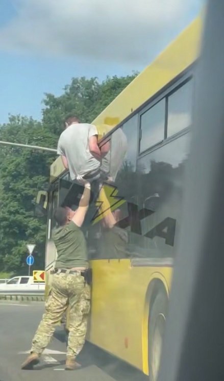 Ухилянт тікає від ТЦК