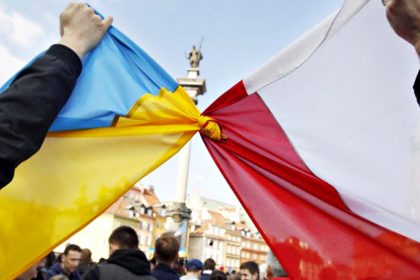 Прапори України та Польщі.
