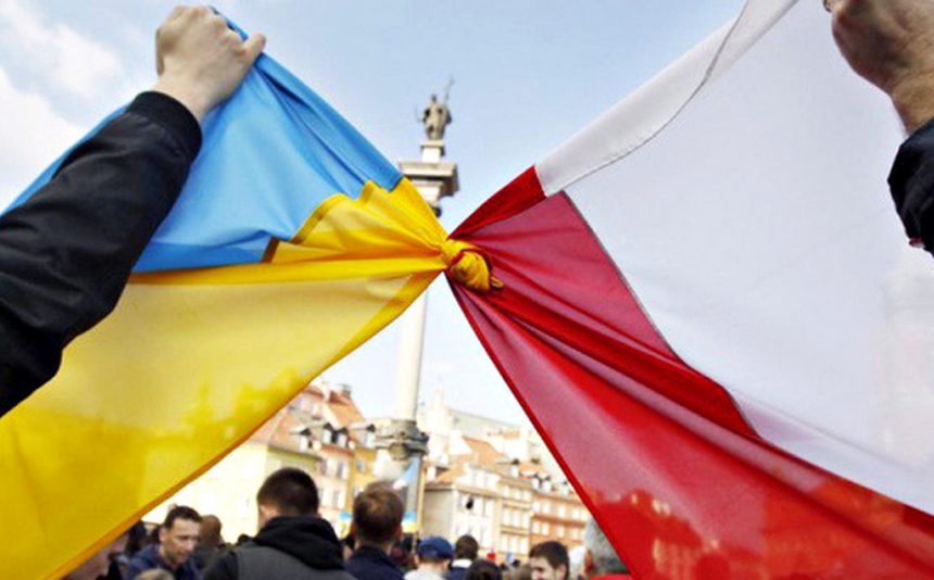 Прапори України та Польщі.