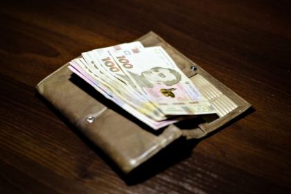 Гривні у гаманці.