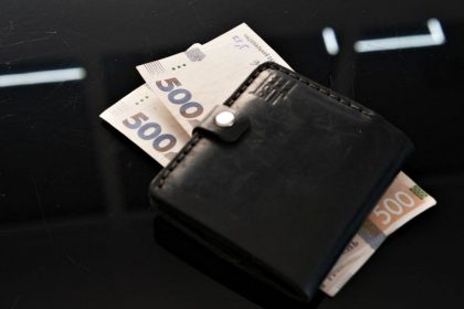 Гривні у портмоне.