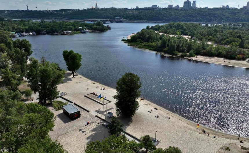 Пляж у Києві.