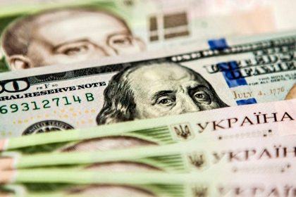 Гривні та долари.