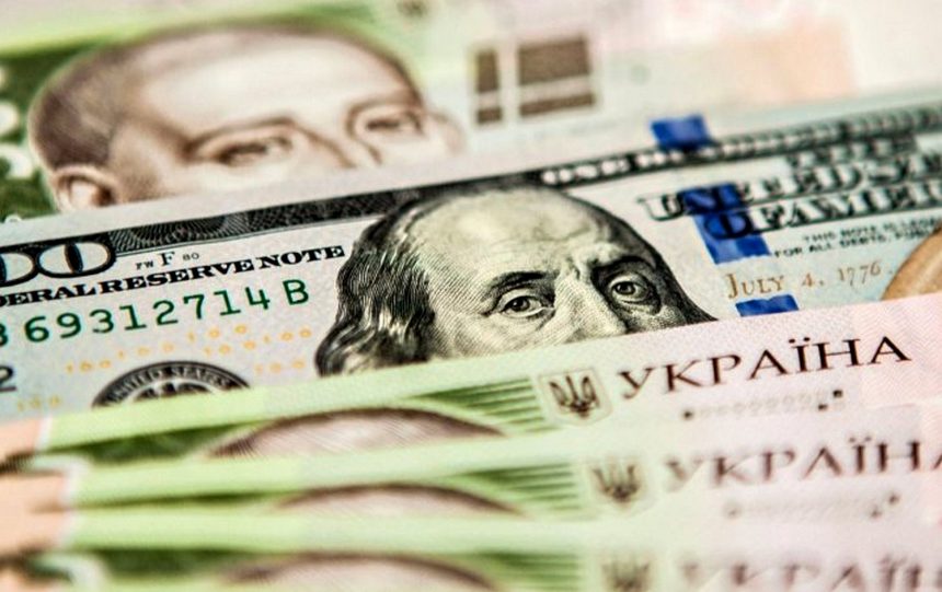 Гривні та долари.