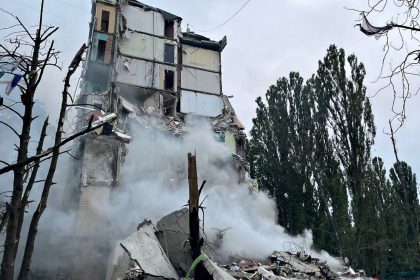 Зруйнована багатоповерхівка.