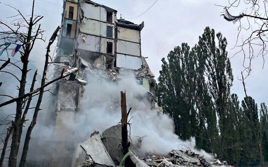 Зруйнована багатоповерхівка.