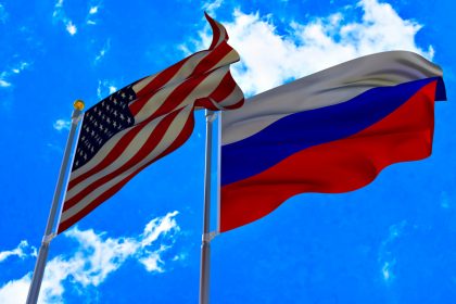 Прапори РФ і США.
