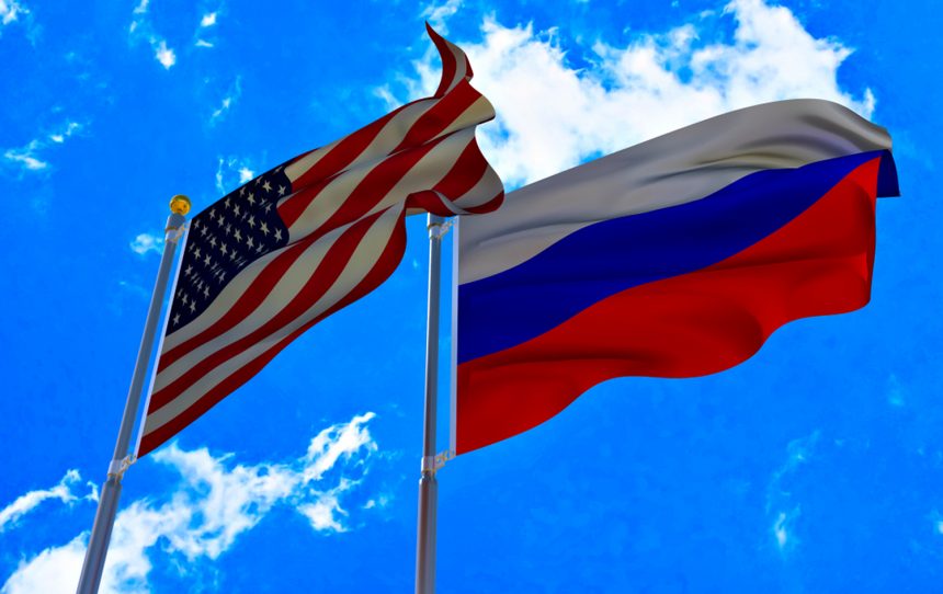 Прапори РФ і США.