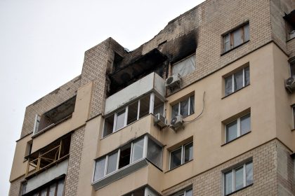 Пошкоджений будинок у Києві.