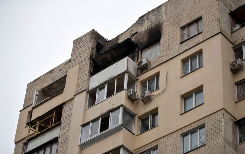 Пошкоджений будинок у Києві.