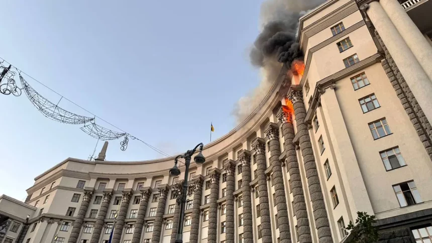 Наслідки влучання у будівлю Кабміну.