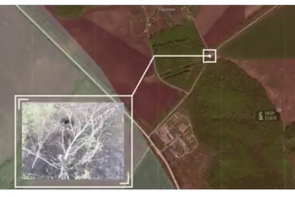 Російські військові вилазять із труби.