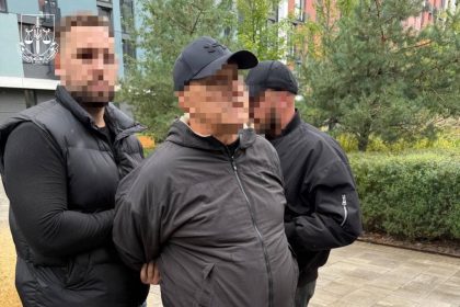 Затримання чоловіка після отримання неправомірної вигоди за «переведення» військового в тил.