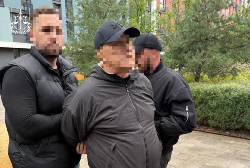 Затримання чоловіка після отримання неправомірної вигоди за «переведення» військового в тил.