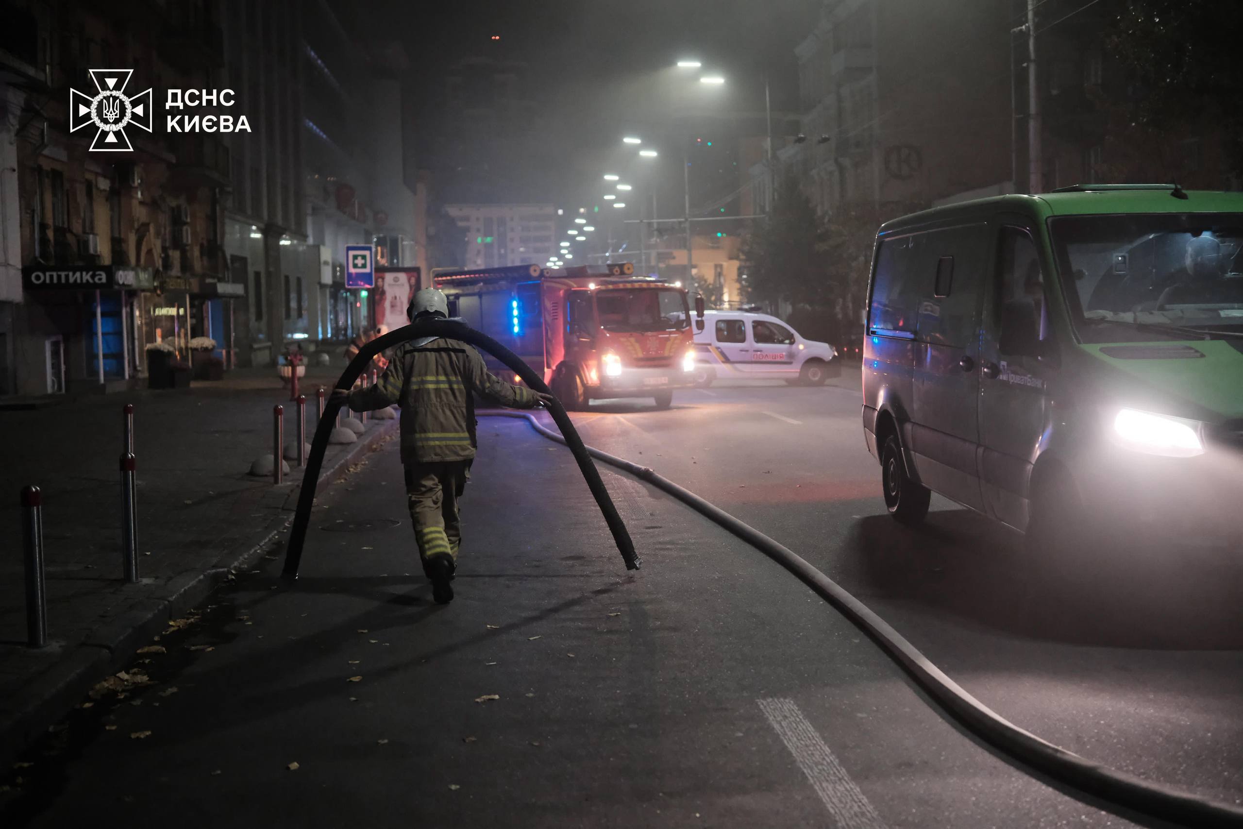 У Києві понад 100 рятувальників гасять пожежу у семиповерхівці на Шота Руставелі (ФОТО)