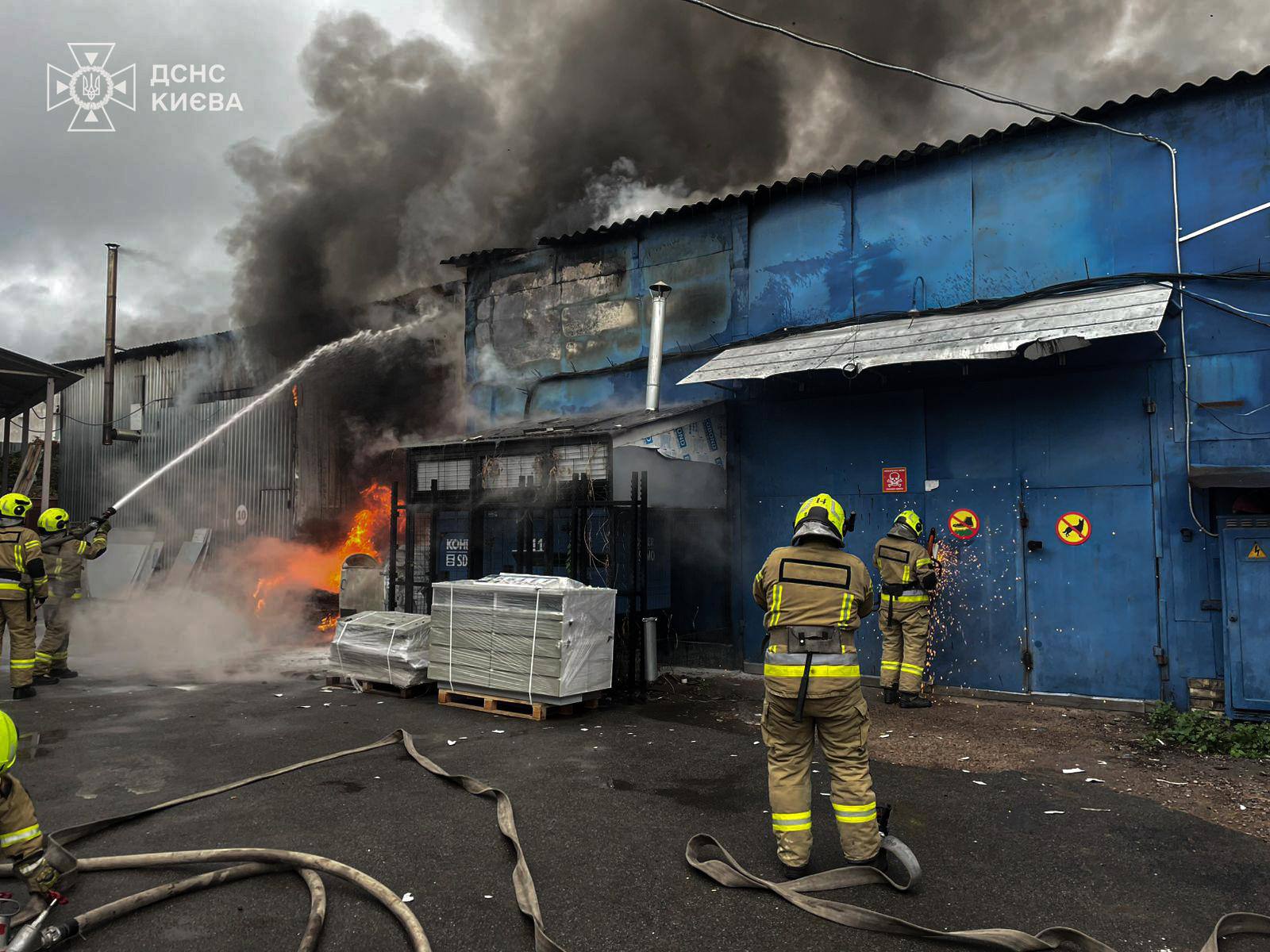 У Києві загасили масштабну пожежу на складі у Подільському районі
