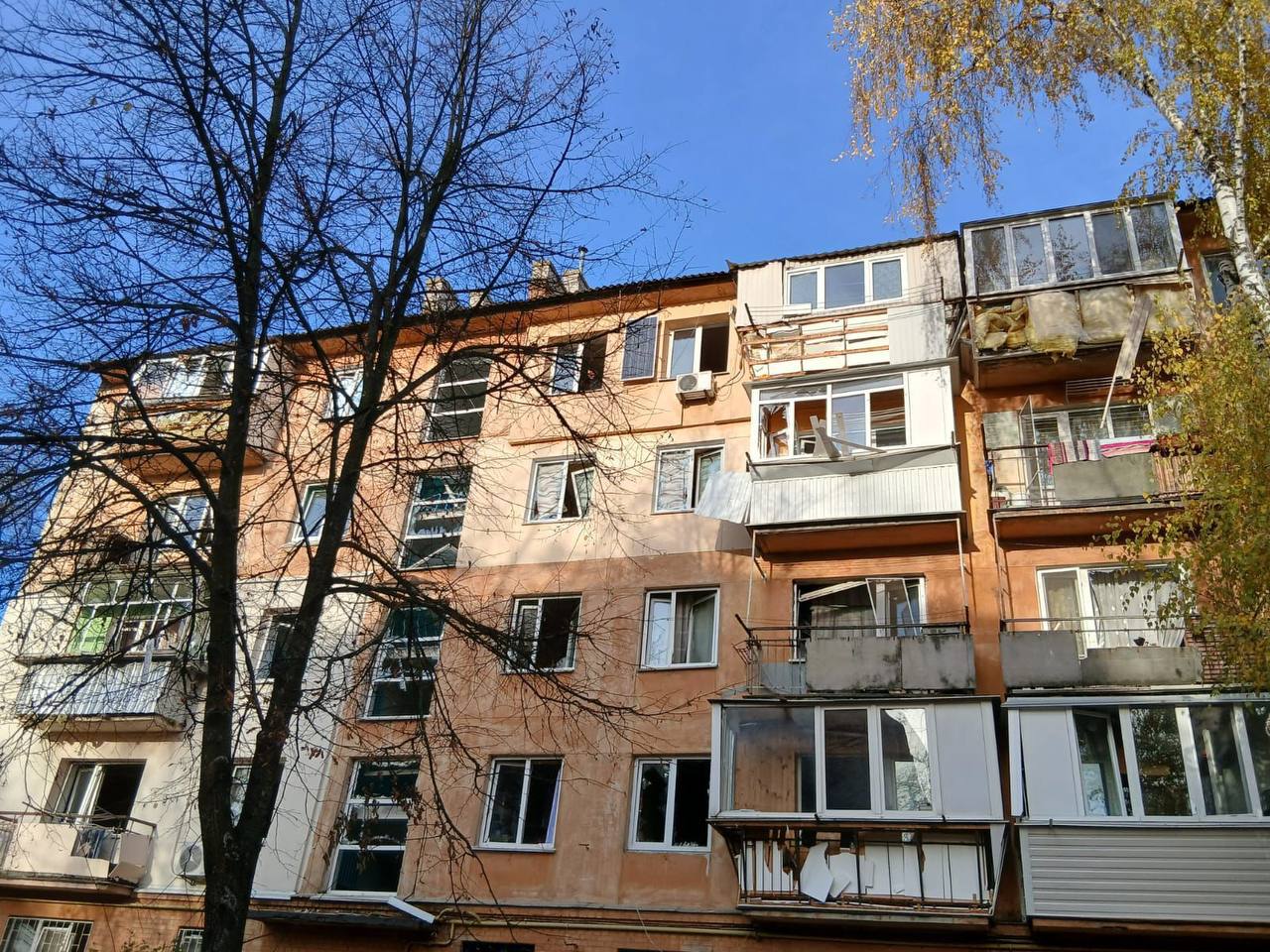 На Київщині після нічної атаки постраждала жінка, пошкоджено будинки та автомобілі (ФОТО)