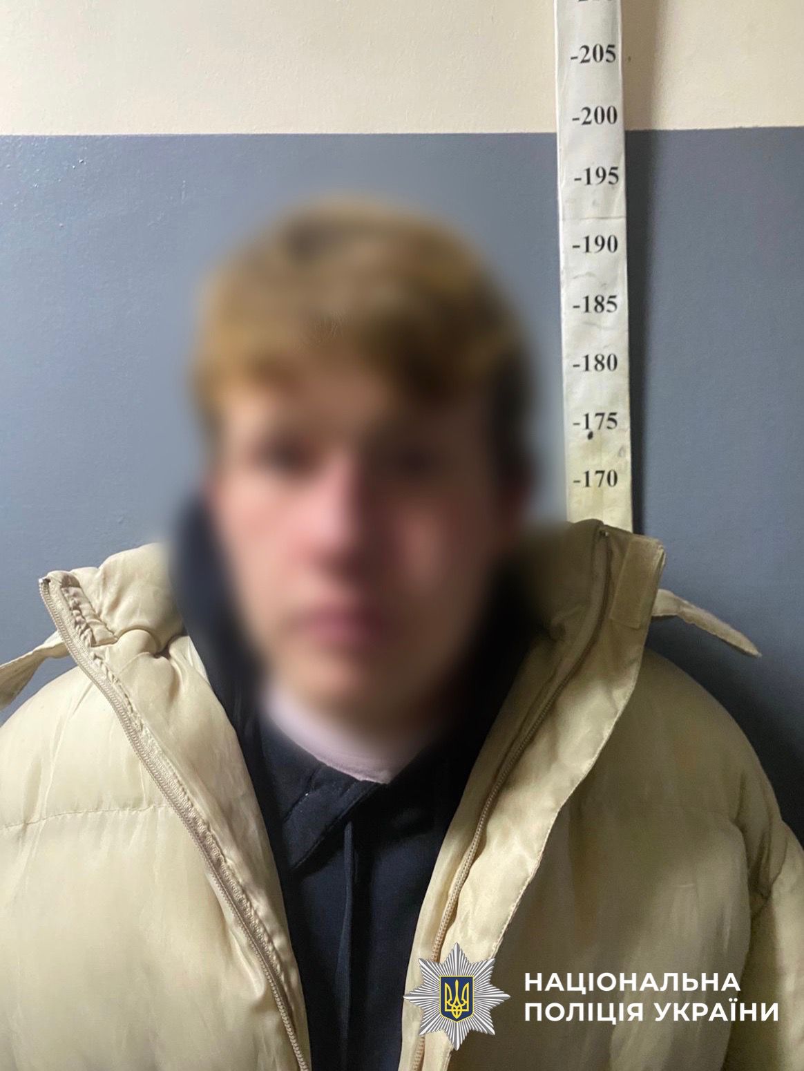 У Києві затримали нетверезого молодика, який розтрощив припарковане авто (ФОТО)