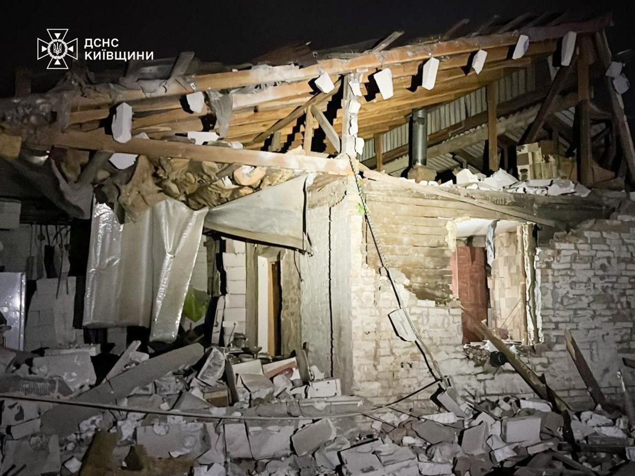 ДСНС повідомила про наслідки нічних ударів по Київщині: є постраждалі та пошкоджені будівлі (ФОТО)