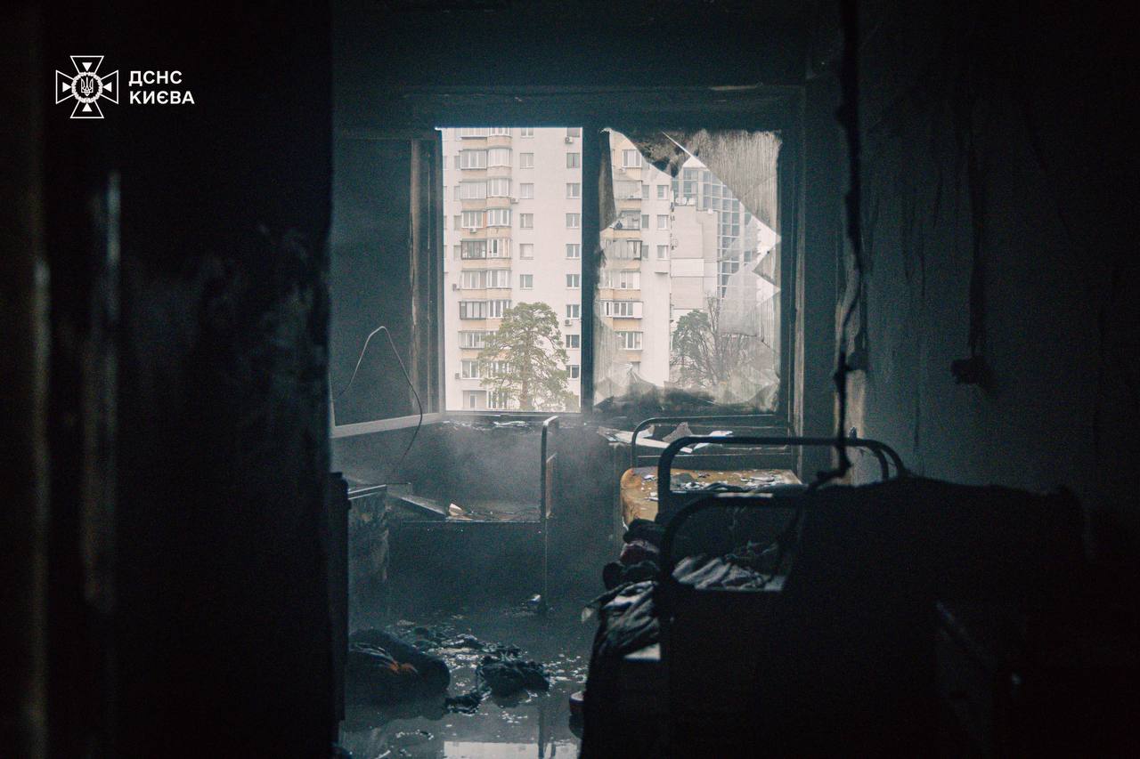 У Києві спалахнула пожежа в реанімації лікарні — евакуйовано шістьох людей (ФОТО)