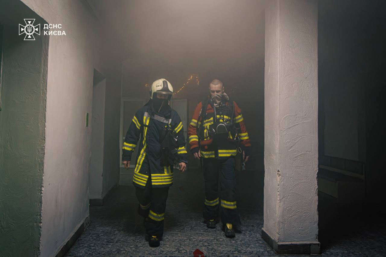 У Києві спалахнула пожежа в реанімації лікарні — евакуйовано шістьох людей (ФОТО)