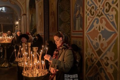 Люди у церкві